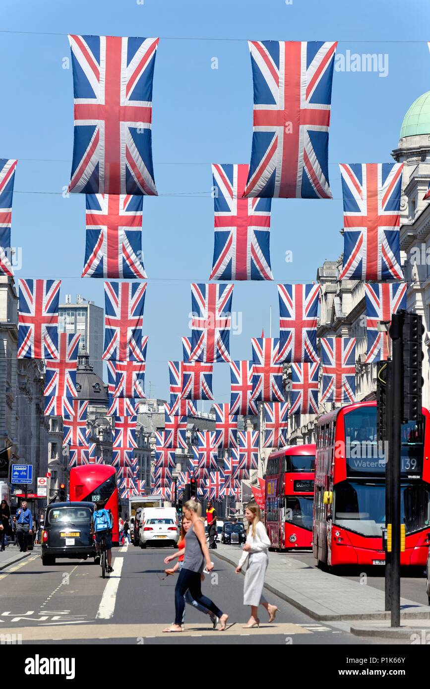 Central London mit Union Jack Flaggen dekoriert die königliche Hochzeit im Mai 2018 von Prinz Harry und Megan Markle, England Großbritannien zu feiern. Stockfoto