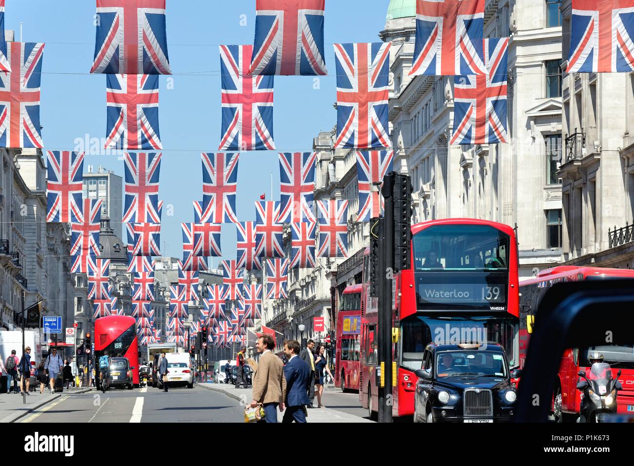 Central London mit Union Jack Flaggen dekoriert die königliche Hochzeit im Mai 2018 von Prinz Harry und Megan Markle, England Großbritannien zu feiern. Stockfoto