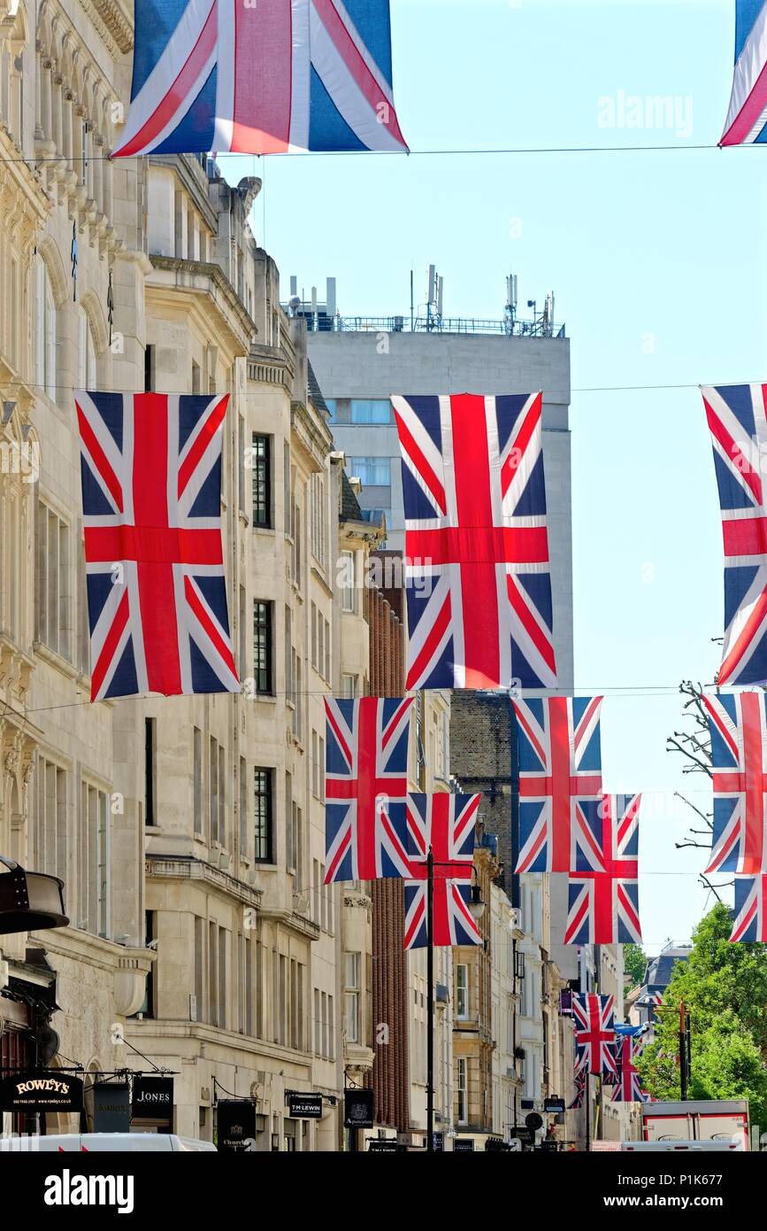 Central London mit Union Jack Flaggen dekoriert die königliche Hochzeit im Mai 2018 von Prinz Harry und Megan Markle, England Großbritannien zu feiern. Stockfoto