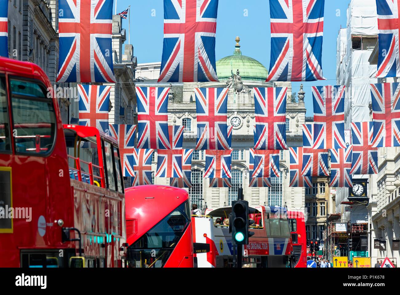 Central London mit Union Jack Nationalflaggen gestaltet die königliche Hochzeit im Mai 2018 von Prinz Harry und Megan Markle, England Großbritannien zu feiern. Stockfoto