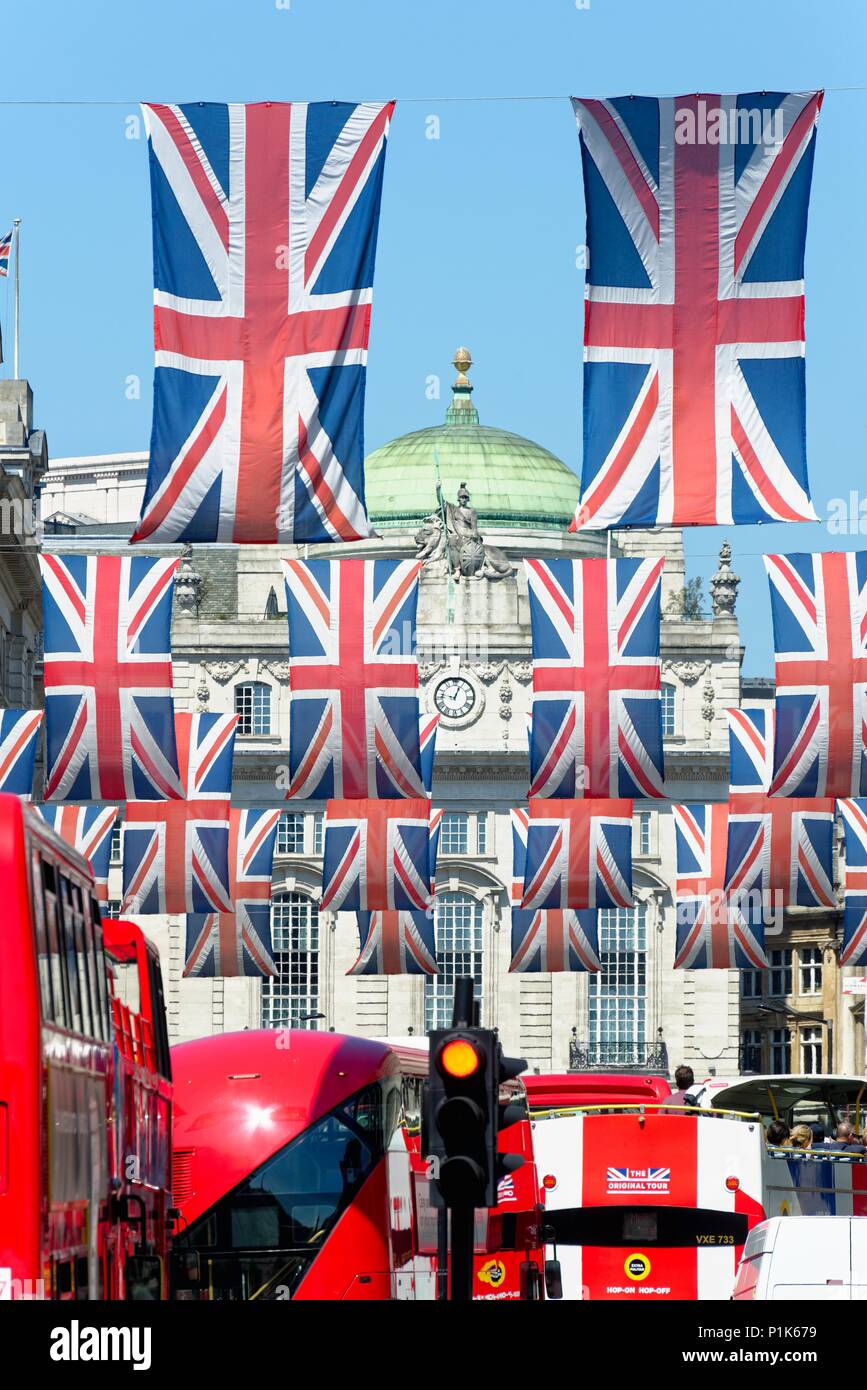Central London mit Union Jack Flaggen dekoriert die königliche Hochzeit im Mai 2018 von Prinz Harry und Megan Markle, England Großbritannien zu feiern. Stockfoto