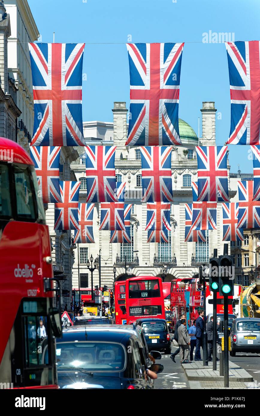 Central London mit Union Jack Flaggen dekoriert die königliche Hochzeit im Mai 2018 von Prinz Harry und Megan Markle, England Großbritannien zu feiern. Stockfoto