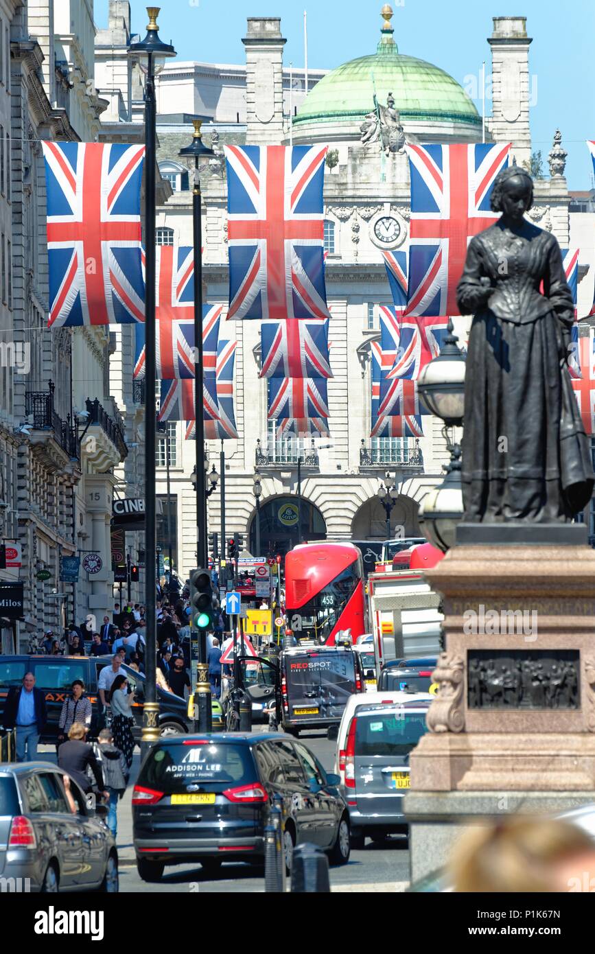 Central London mit Union Jack Flaggen dekoriert die königliche Hochzeit im Mai 2018 von Prinz Harry und Megan Markle, England Großbritannien zu feiern. Stockfoto