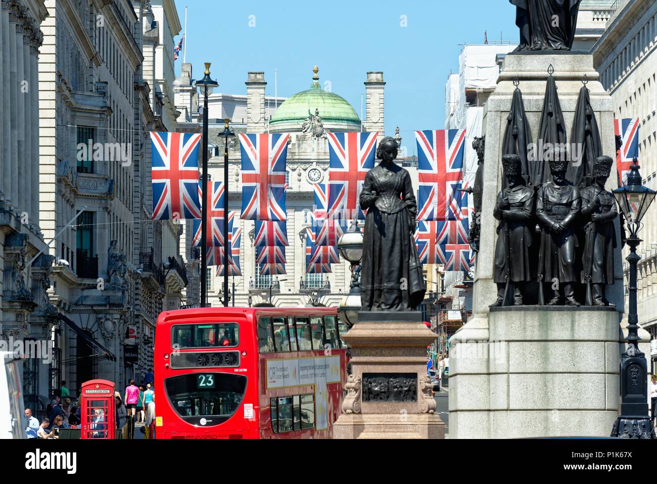 Central London mit Union Jack Flaggen dekoriert die königliche Hochzeit im Mai 2018 von Prinz Harry und Megan Markle, England Großbritannien zu feiern. Stockfoto