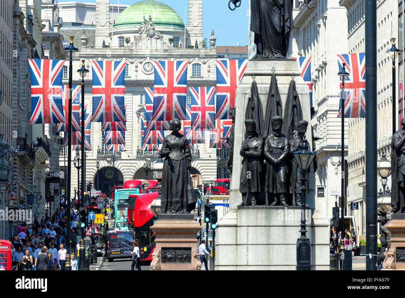 Central London mit Union Jack Flaggen dekoriert die königliche Hochzeit im Mai 2018 von Prinz Harry und Megan Markle, England Großbritannien zu feiern. Stockfoto