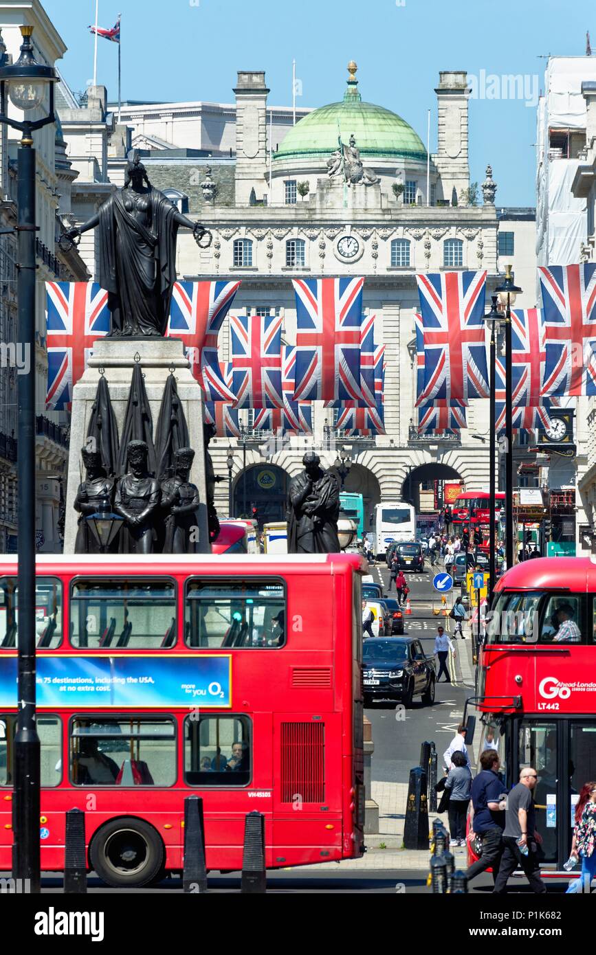 Central London mit Union Jack Flaggen dekoriert die königliche Hochzeit im Mai 2018 von Prinz Harry und Megan Markle, England Großbritannien zu feiern. Stockfoto