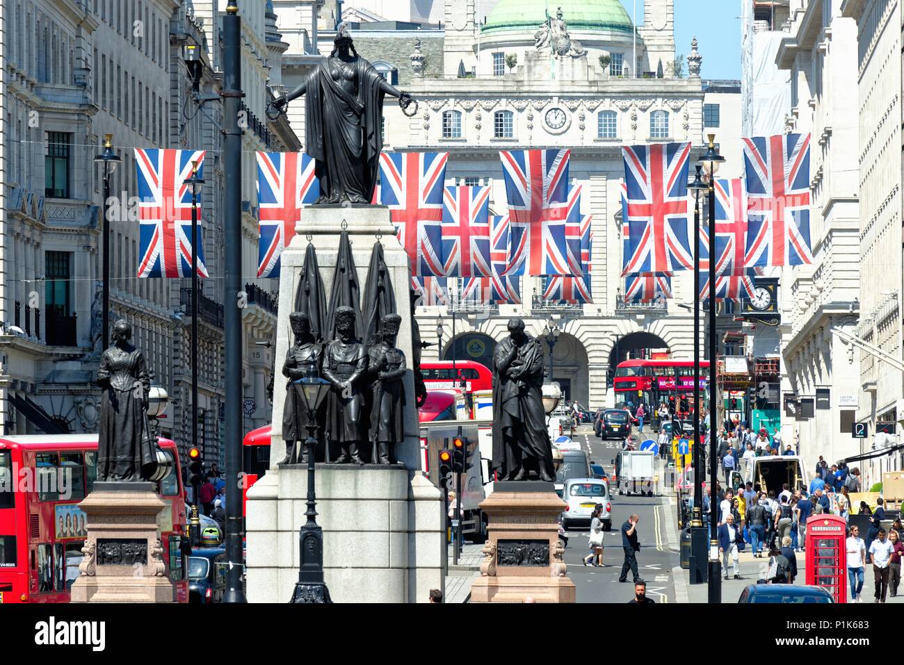 Central London mit Union Jack Flaggen dekoriert die königliche Hochzeit im Mai 2018 von Prinz Harry und Megan Markle, England Großbritannien zu feiern. Stockfoto