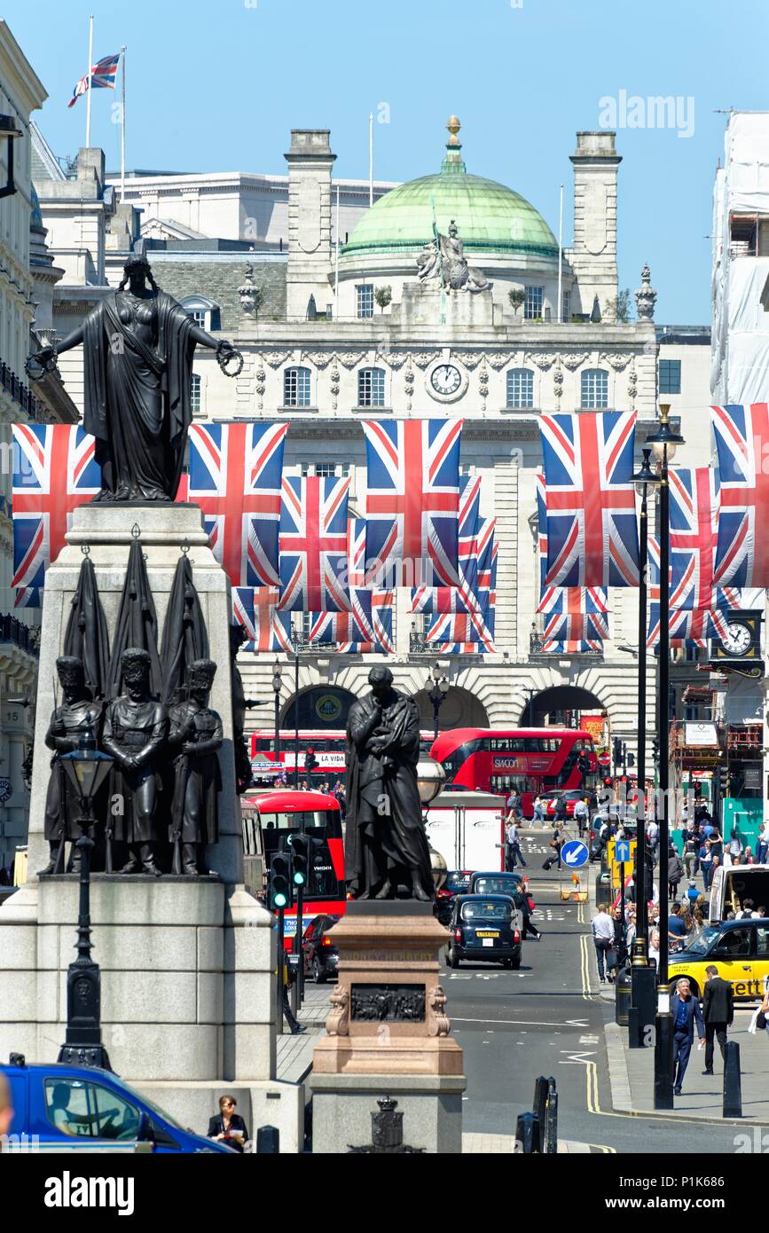 Central London mit Union Jack Flaggen dekoriert die königliche Hochzeit im Mai 2018 von Prinz Harry und Megan Markle, England Großbritannien zu feiern. Stockfoto
