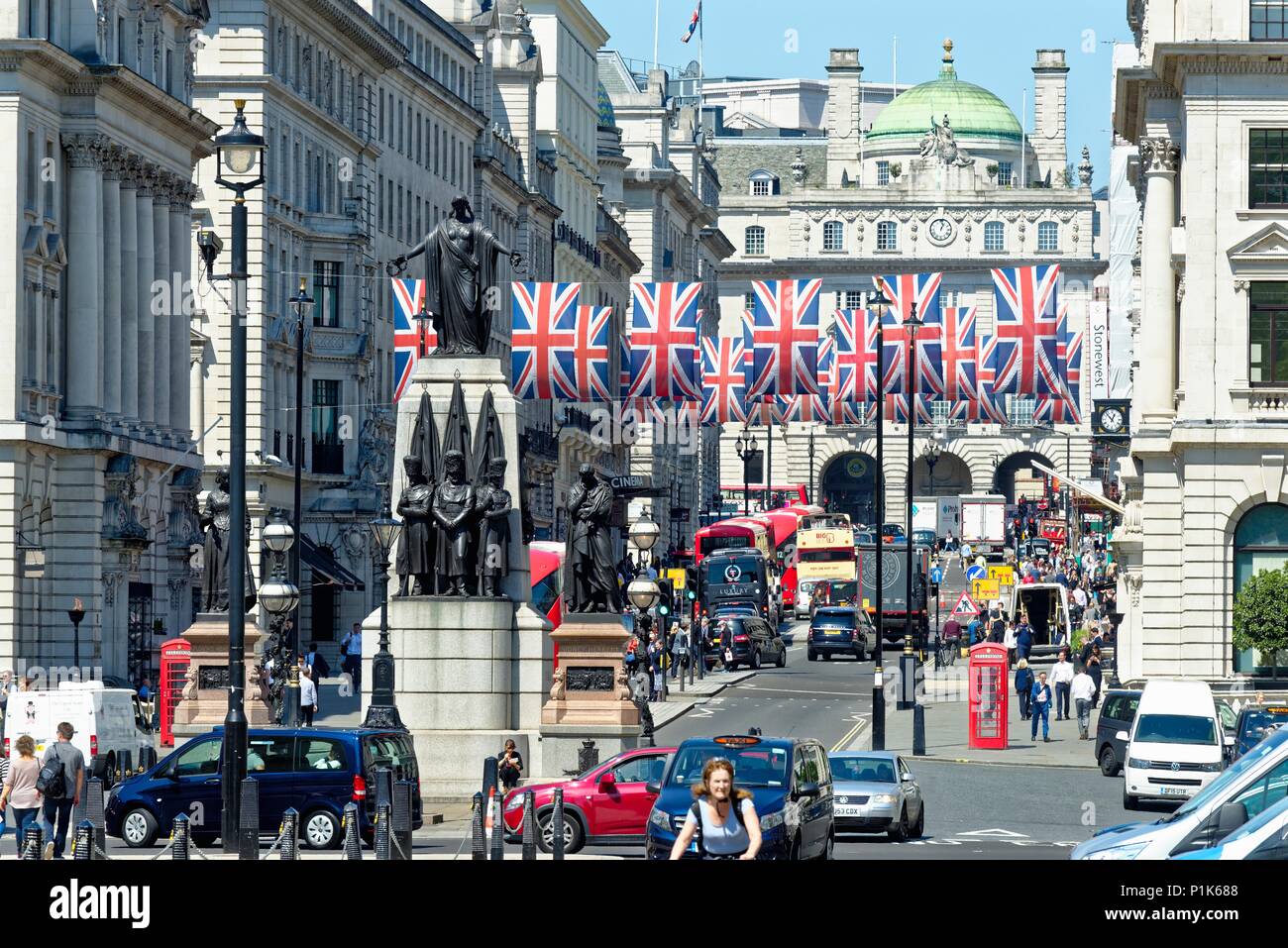 Central London mit Union Jack Flaggen dekoriert die königliche Hochzeit im Mai 2018 von Prinz Harry und Megan Markle, England Großbritannien zu feiern. Stockfoto
