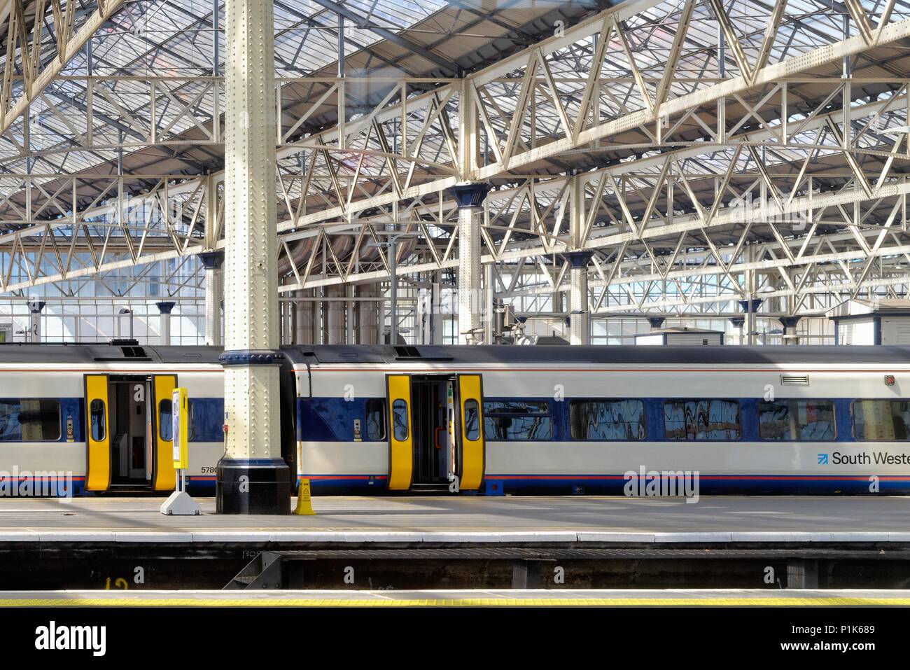 Leere South Western Eisenbahn Zug stehend an einem verlassenen Plattform in der Waterloo Station London England Großbritannien Stockfoto