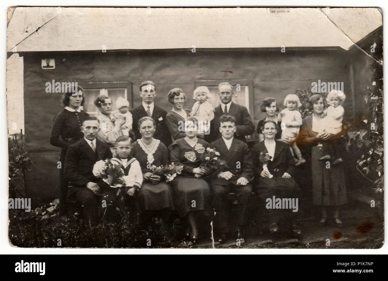 DEUTSCHLAND - UM 1940s: Vintage-Foto zeigt eine große Familie posiert hinter dem Haus. Schwarze & weiße antike Fotografie. 1940s. Stockfoto