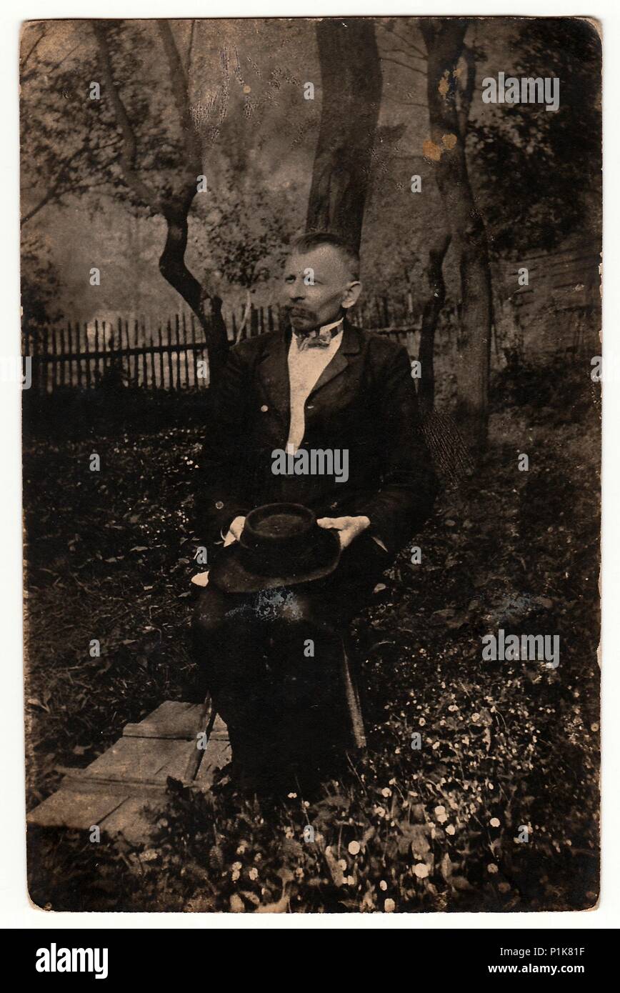 DIE TSCHECHOSLOWAKISCHE REPUBLIK - UM 1930s: Vintage-Foto zeigt älteren Mann posiert im Freien. Schwarzweiß-Fotografie. 1930s Stockfoto