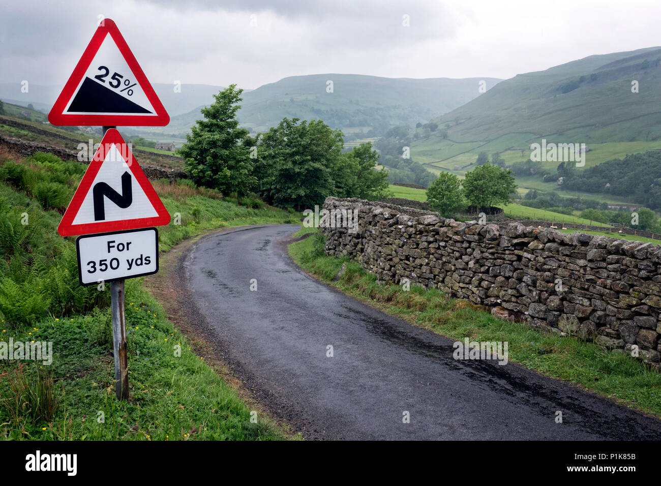 Straße mit steilen Hügel Warnschild in den Yorkshire Dales UK Stockfoto
