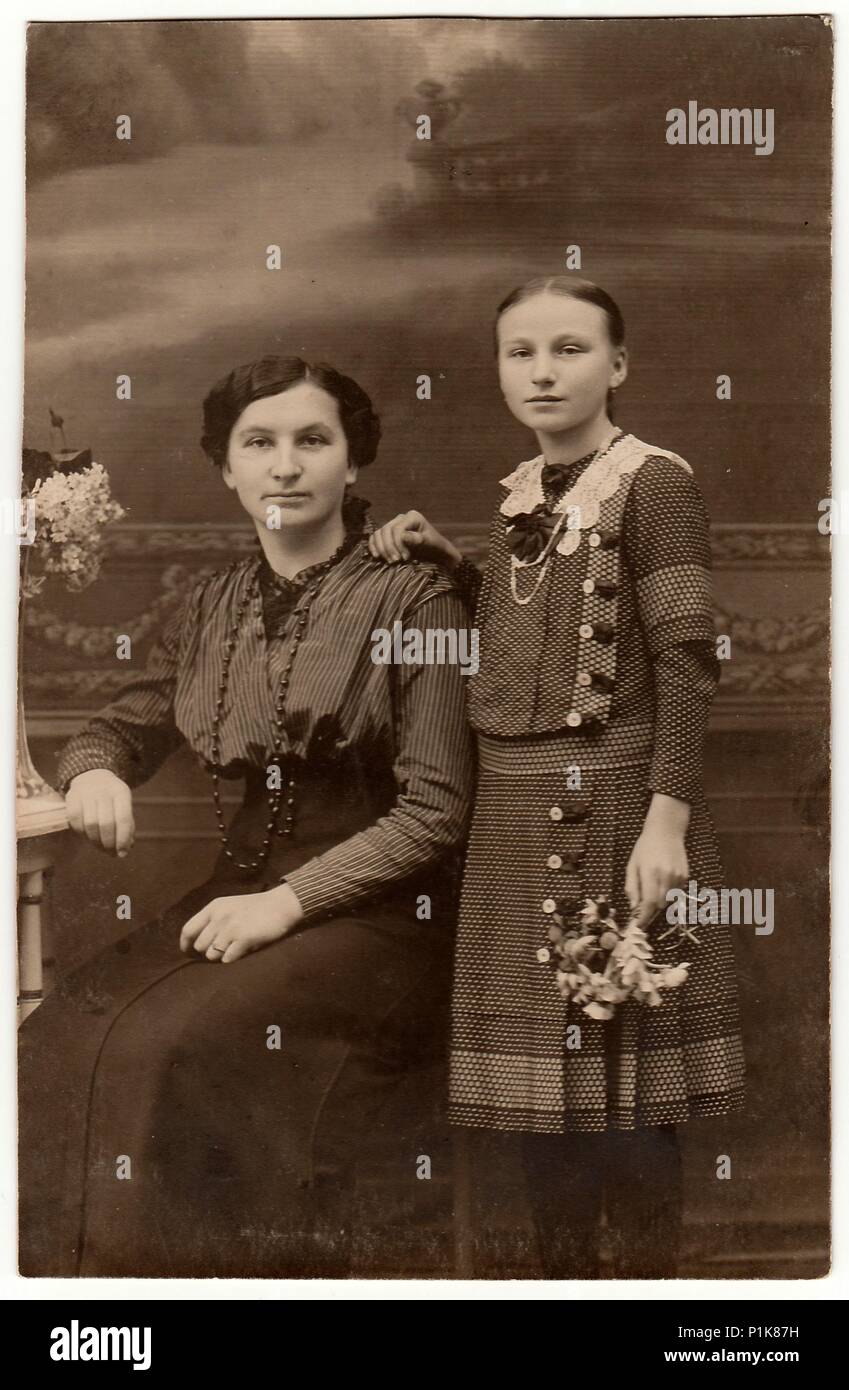 DIE TSCHECHOSLOWAKISCHE REPUBLIK - UM 1930s: Vintage-Studiofoto zeigt Mutter und Tochter. Schwarze & weiße antike Fotografie. 1930s Stockfoto