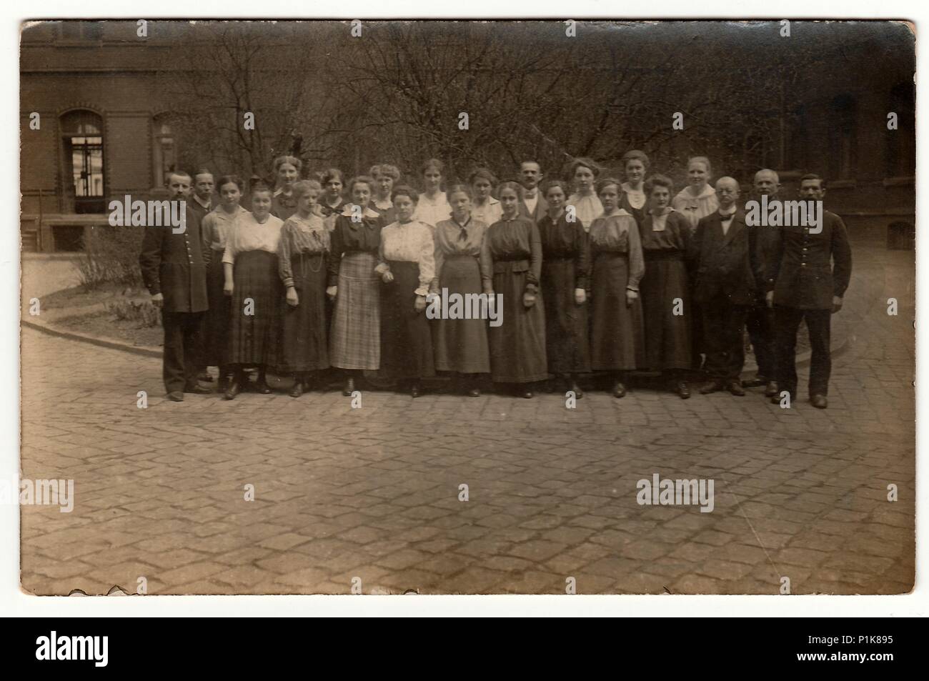 DEUTSCHLAND - UM 1920s: Ein Vintage-Foto zeigt eine große Gruppe von Menschen, die draußen posieren. Schwarze & weiße antike Fotografie. 1920s Stockfoto