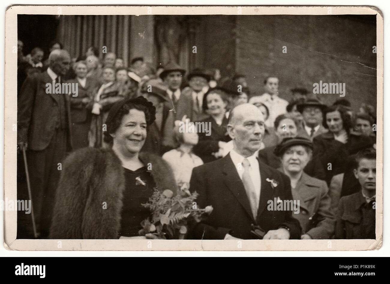 PRAG, DIE TSCHECHOSLOWAKISCHE SOZIALISTISCHE REPUBLIK - 2. JUNI 1951: Ein altes Foto zeigt ältere Brautpaare nach der Trauung. 1950s Stockfoto