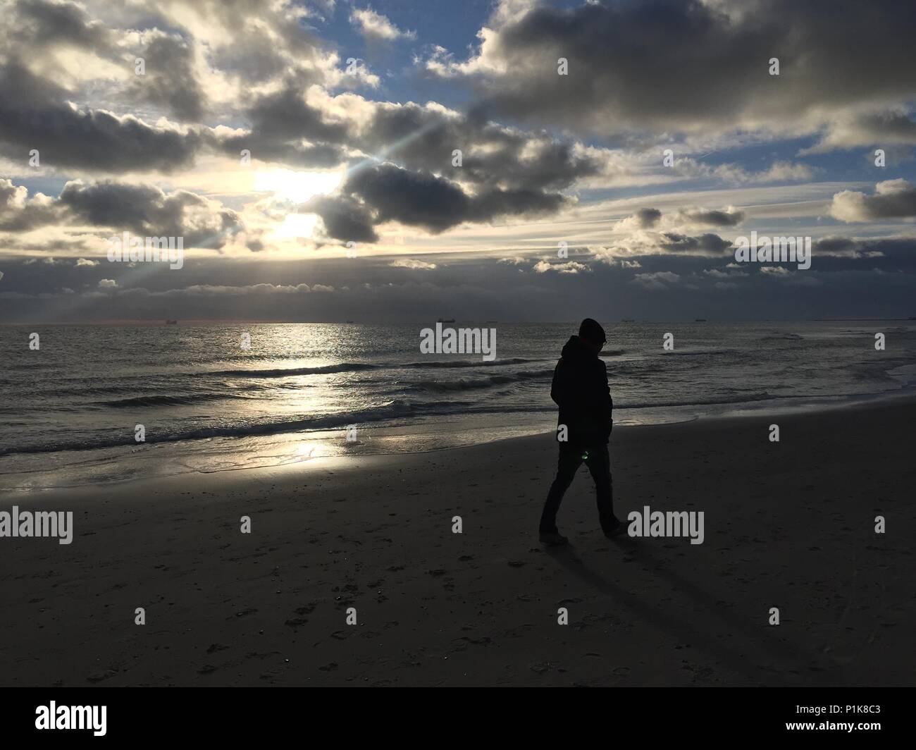 Man Walking auf Grenen Strand, Skagen, Dänemark Stockfoto