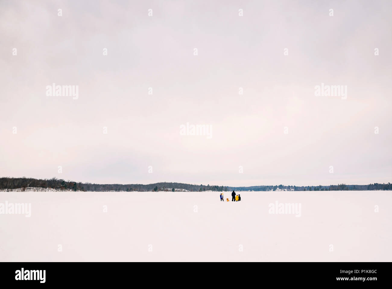 Familie Eisfischen auf einem zugefrorenen See Stockfoto