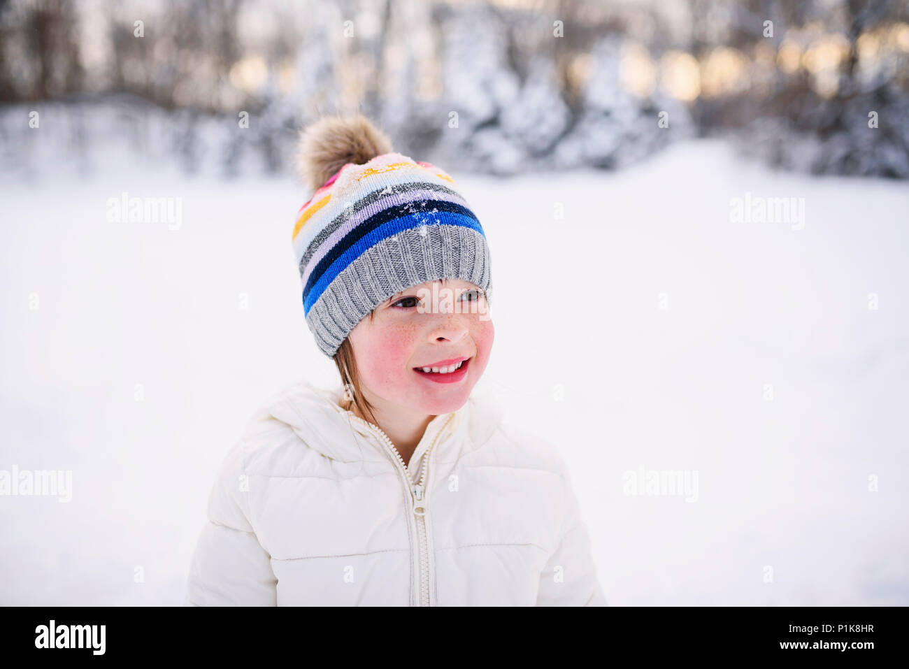 Porträt eines Mädchens stehen im Schnee Stockfoto