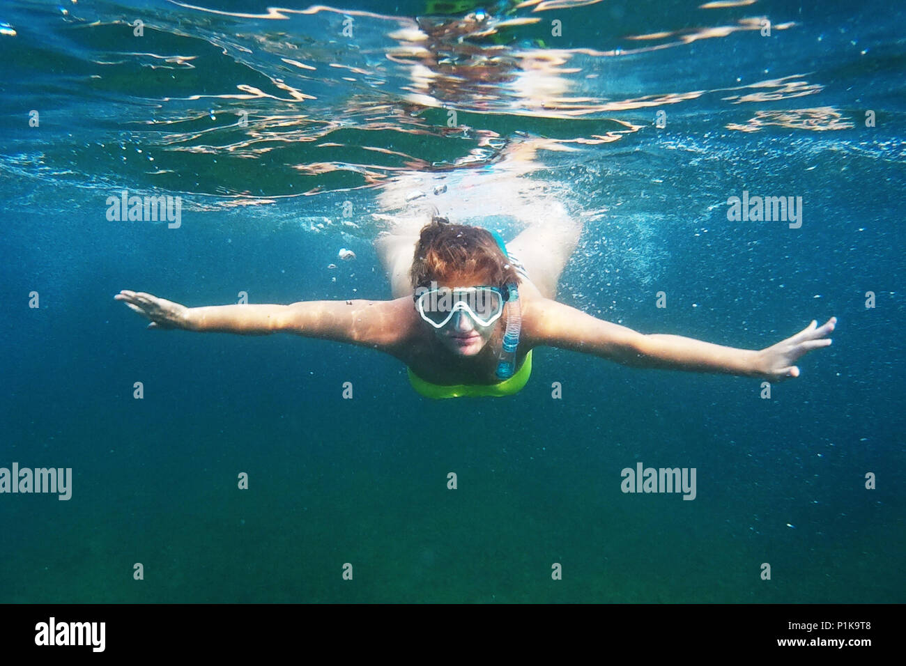 Frau, Schwimmen unter Wasser im Ozean Stockfoto