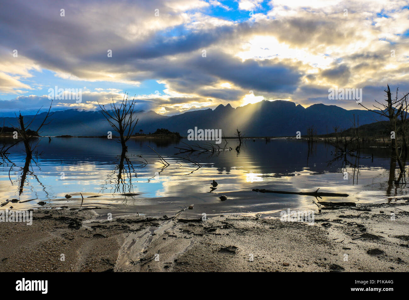 Berg und See Sonnenuntergang, Western Cape, Südafrika Stockfoto