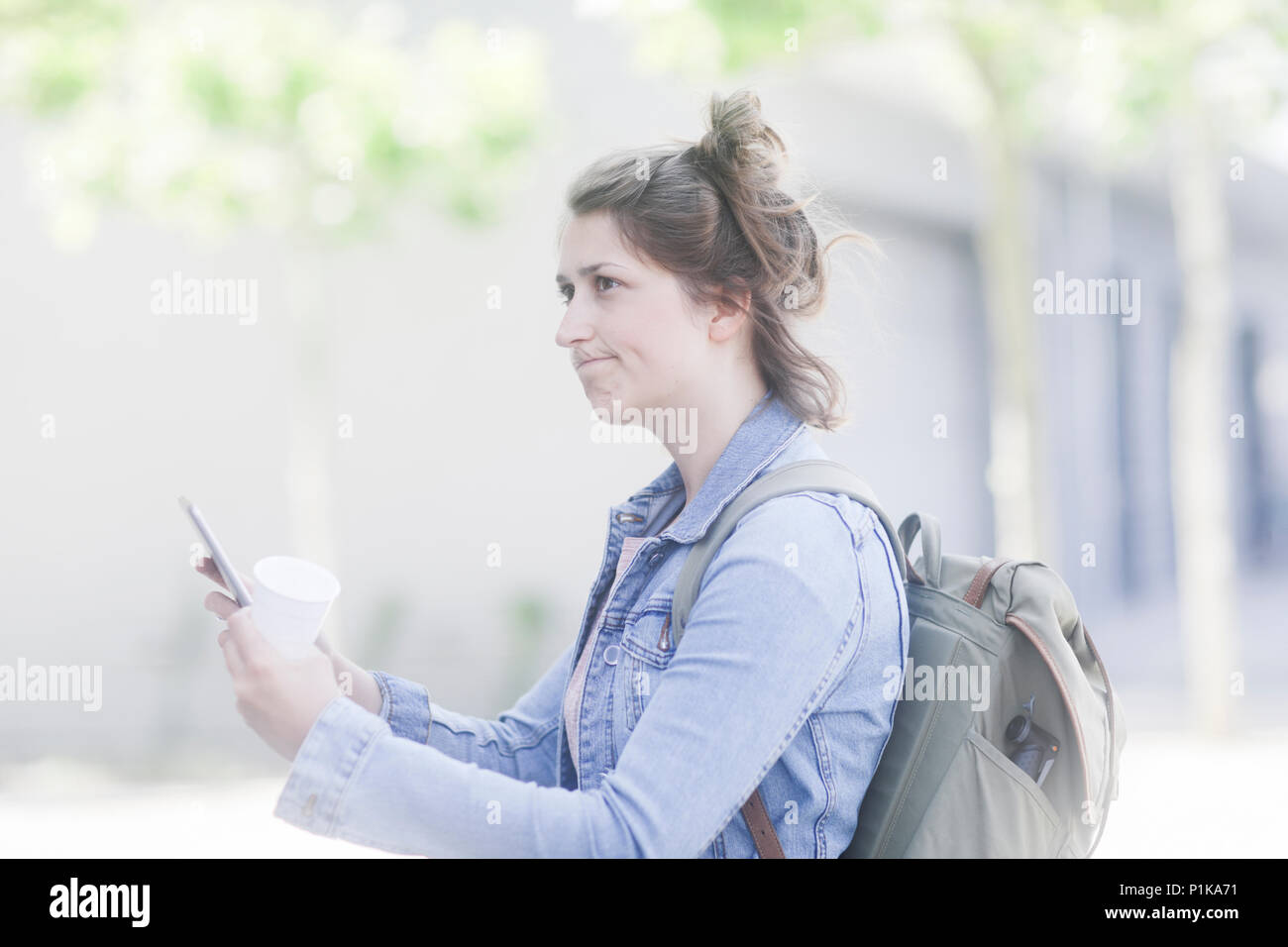 Die Frau auf der Straße mit einem digitalen Tablet Stockfoto