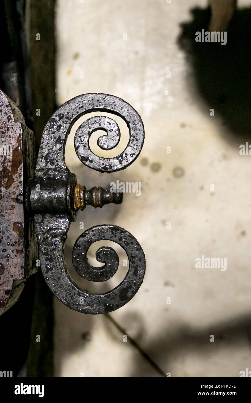 Große Ventil auf einem Fass aus dem 19. Jahrhundert, die heute noch in Gebrauch im Keller des Quinta De La Rosa, Douro-tal, Portugal ist. Stockfoto