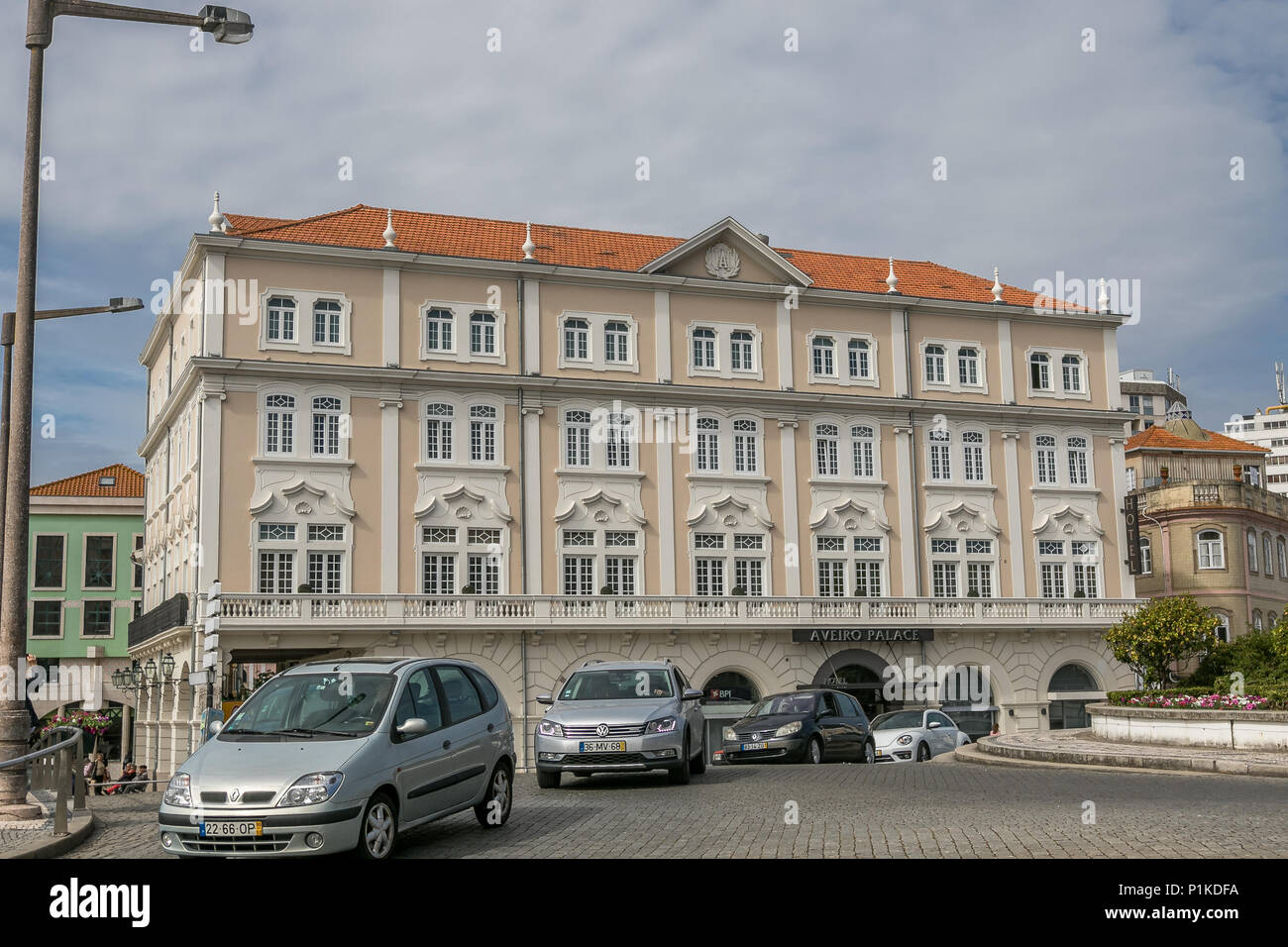 Licht Fahrzeugverkehr durch die Aveiro Palace Hotel in Aveiro, Portugal. Stockfoto