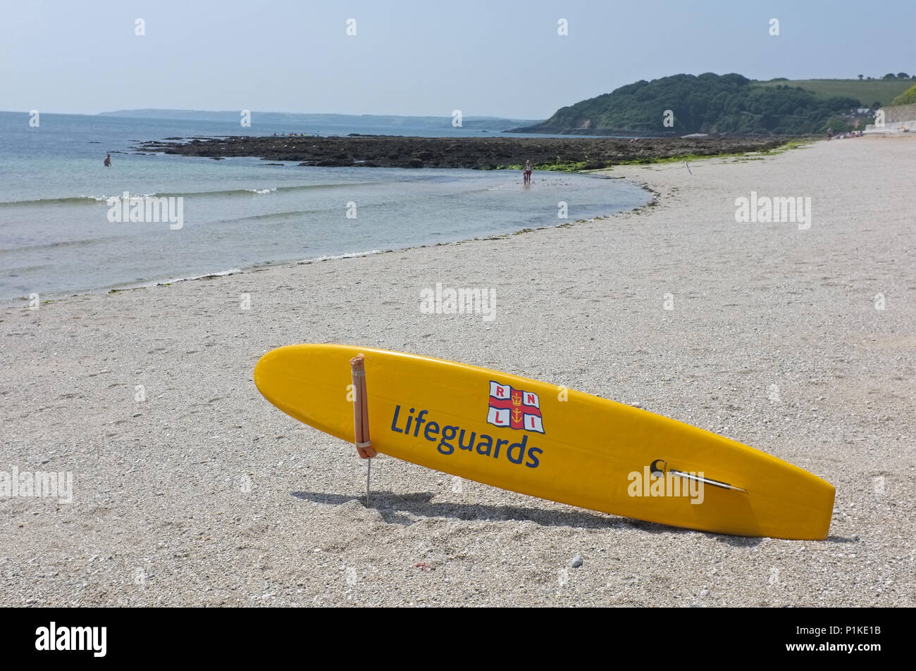 RNLI lifeguards Zeichen auf einem Surfbrett Stockfoto