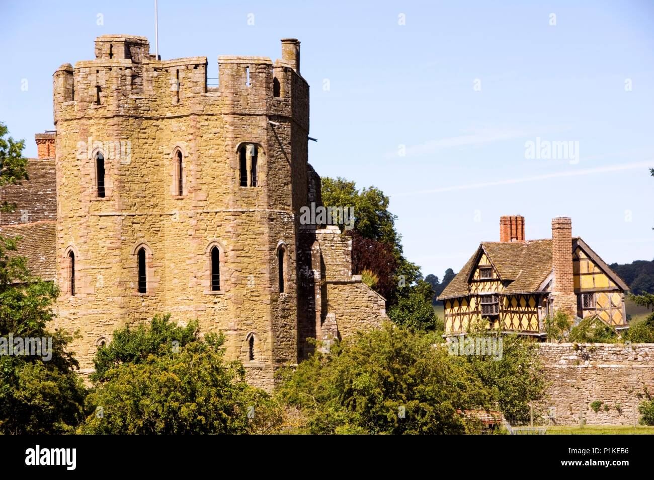 South Tower und Torhaus, Stokesay Schloss, Shropshire, c 1997 - c 2016. Künstler: James O Davies. Stockfoto