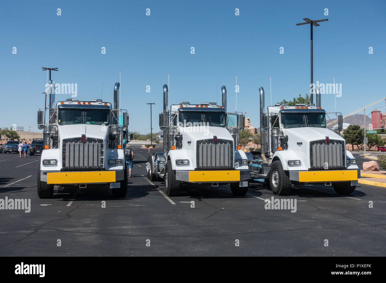 Drei identische LKW-Fahrerhäuser aufgereiht in einer Reihe in Primm, Nevada, USA Stockfoto