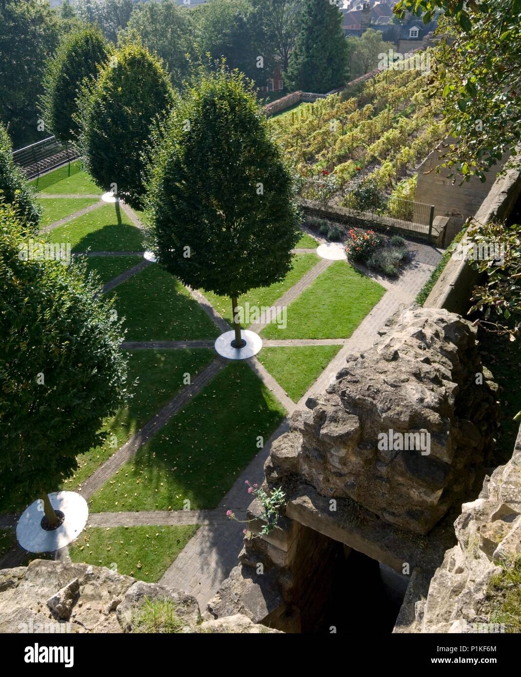 Zeitgenössischer Garten, dem mittelalterlichen Bischofspalast, Lincoln, Lincolnshire, c 1980 - c 2017. Artist: Historische England Fotograf. Stockfoto