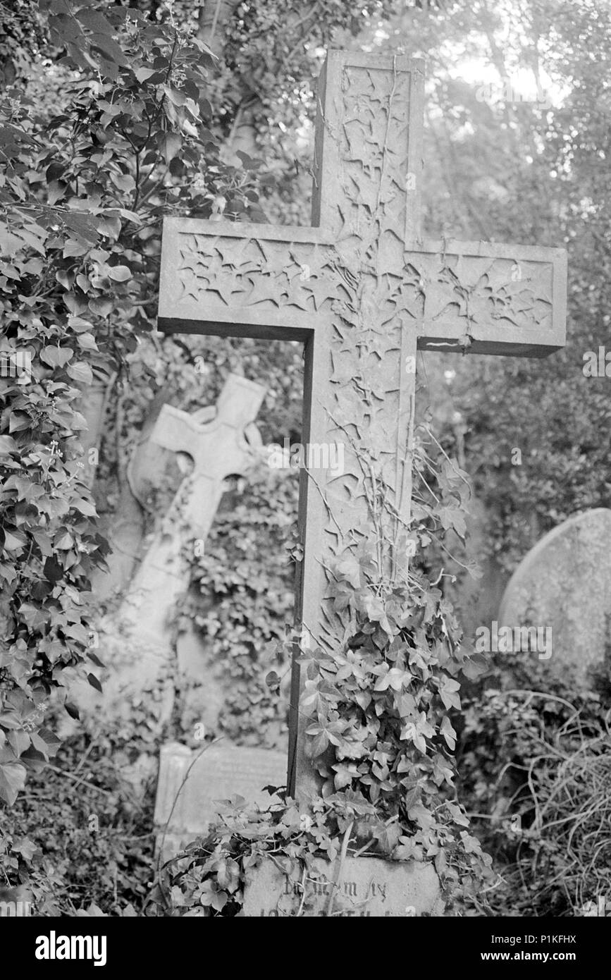 Kreuze, Highgate Cemetery, Hampstead, London, 1997. Artist: John Gay. Stockfoto