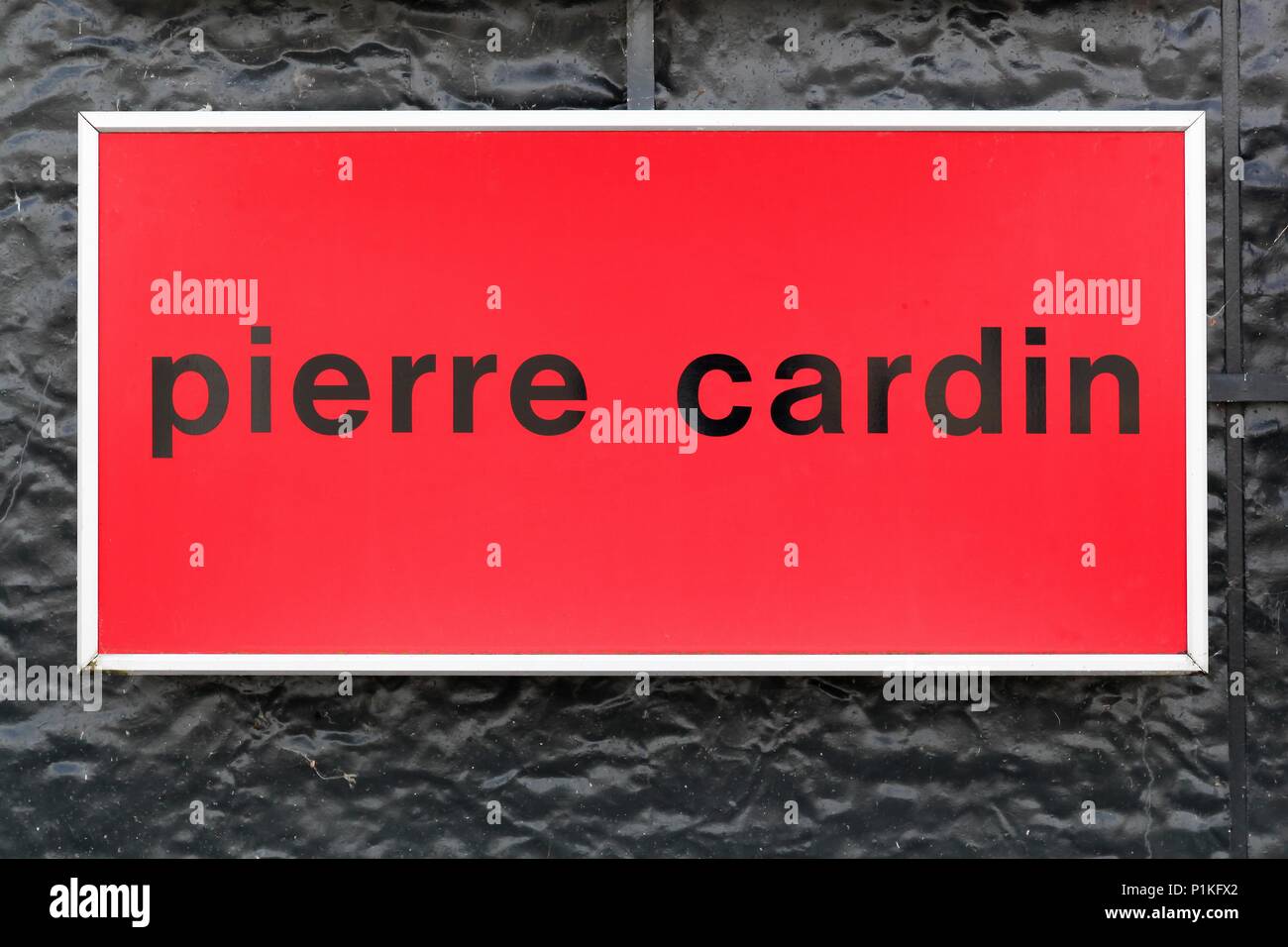Kinderkrippen, Frankreich - 27. Mai 2018: Pierre Cardin Logo auf eine Wand. Pierre Cardin ist eine renommierte französische Modemarke Stockfoto