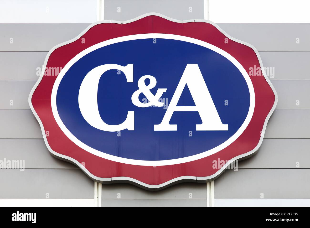 Kinderkrippen, Frankreich - 27. Mai 2018: die C&A-Logo auf einer Wand. C&A ist eine internationale Kette von Mode Kleidung Geschäfte Stockfoto