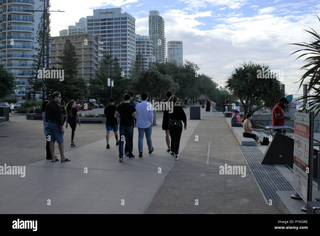 Strand in Surfers Paradise, Gold Coast Australien als am 9. Juni 2018. Menschen für den Surfer Paradise Beach Boulevard in Gold Coast Australien Stockfoto