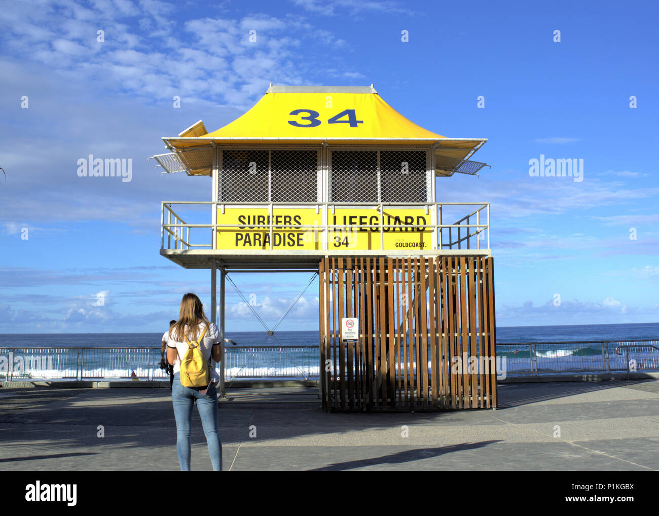 Rettungsschwimmer Watch Tower Kabine für den Surfer Paradise Beach in Gold Coast, Australien als am 9. Juni 2018. Stockfoto