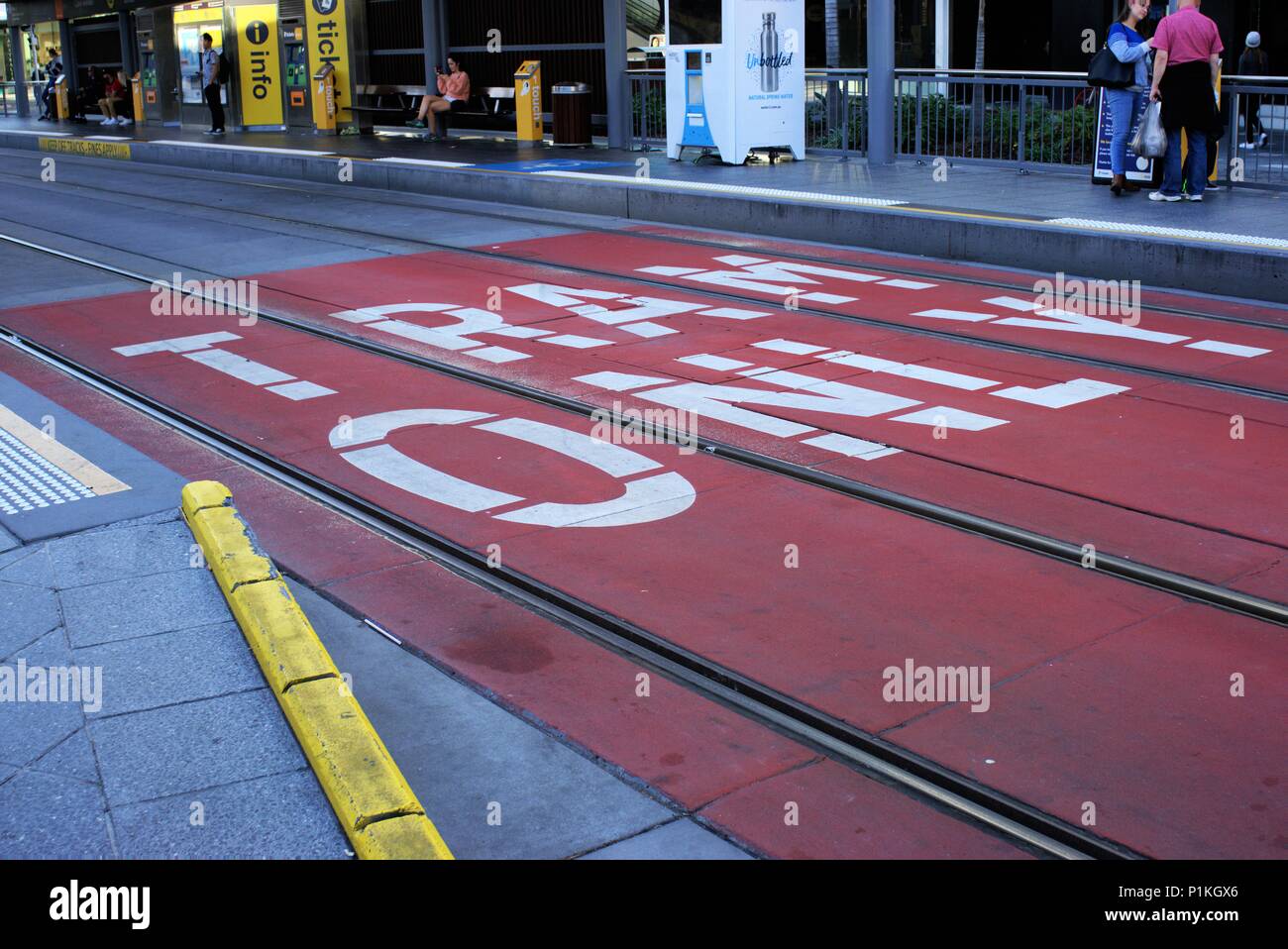 Straßenbahn nur Zeichen auf Straßenbahnschienen gLink-expansion Straßenbahn oder Stadtbahn an der Gold Coast, Gold Coast Australien als am 9. Juni 2018 gedruckt. Szene von der Straßenbahn. Stockfoto