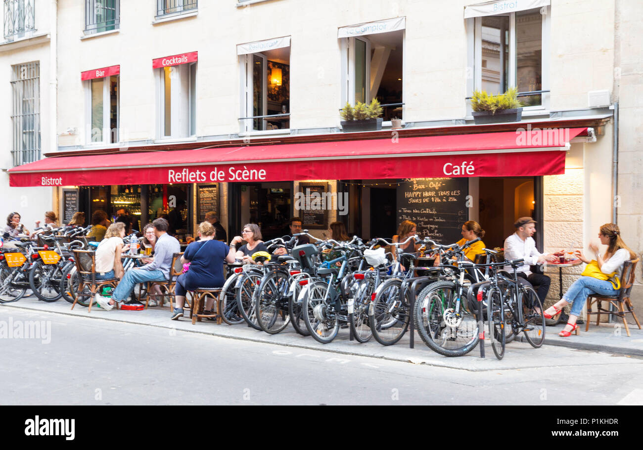 Die traditionelle französische Café Reflets de Szene in der Nähe von Louvre Palace Theater in Paris, Frankreich. Stockfoto
