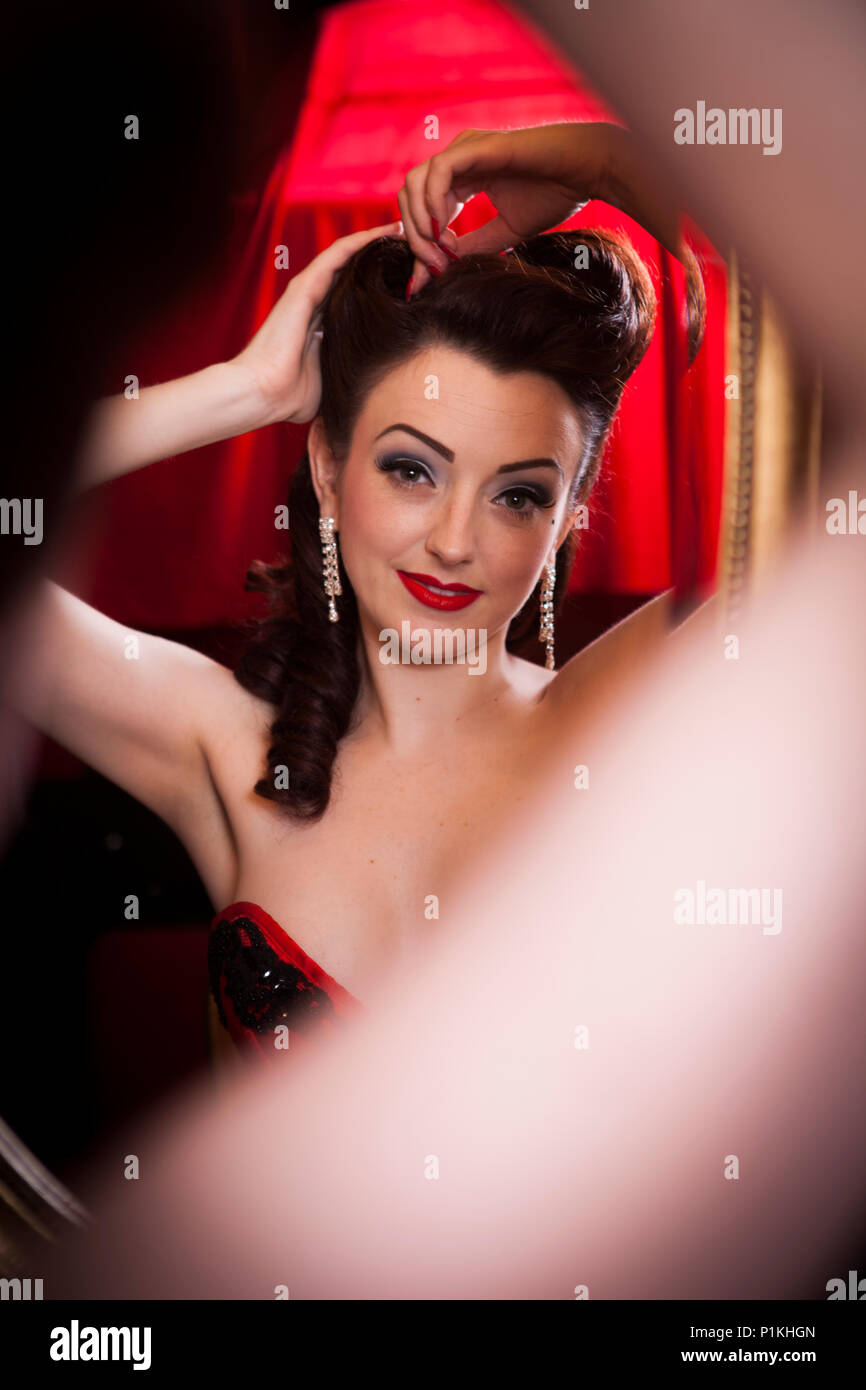 Burlesque interpret Polly Rae bei Madame Jojos, London. Stockfoto