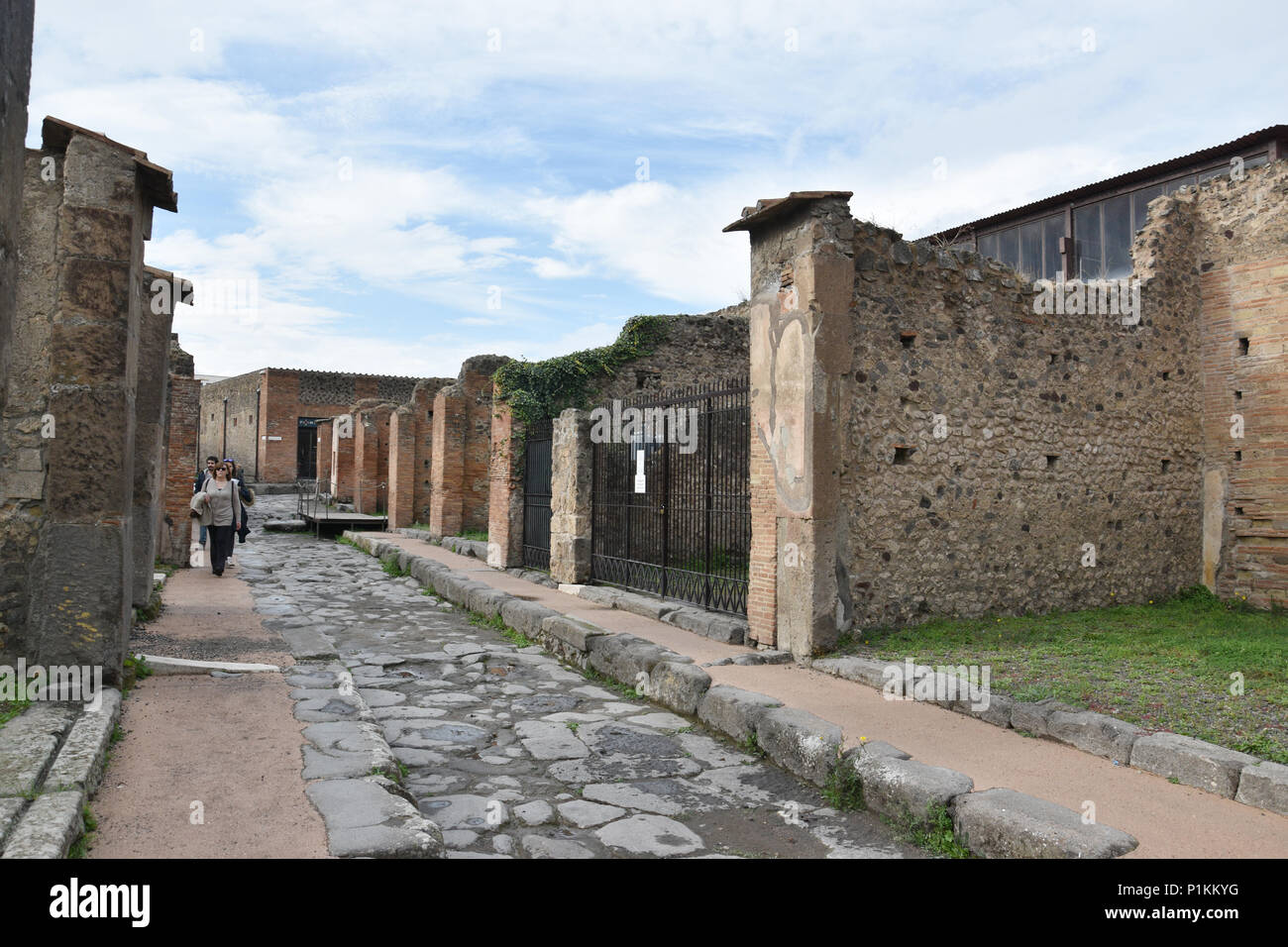 Alte Straßen mit Rad Nuten von Karren in der antiken Stadt Pompeji, Italien. Stockfoto