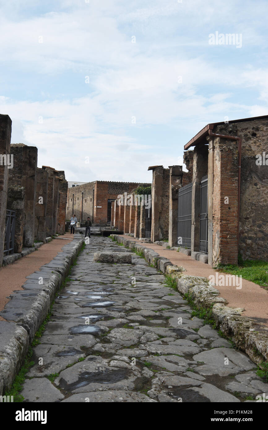 Alte Straßen mit Rad Nuten von Karren in der antiken Stadt Pompeji, Italien. Stockfoto