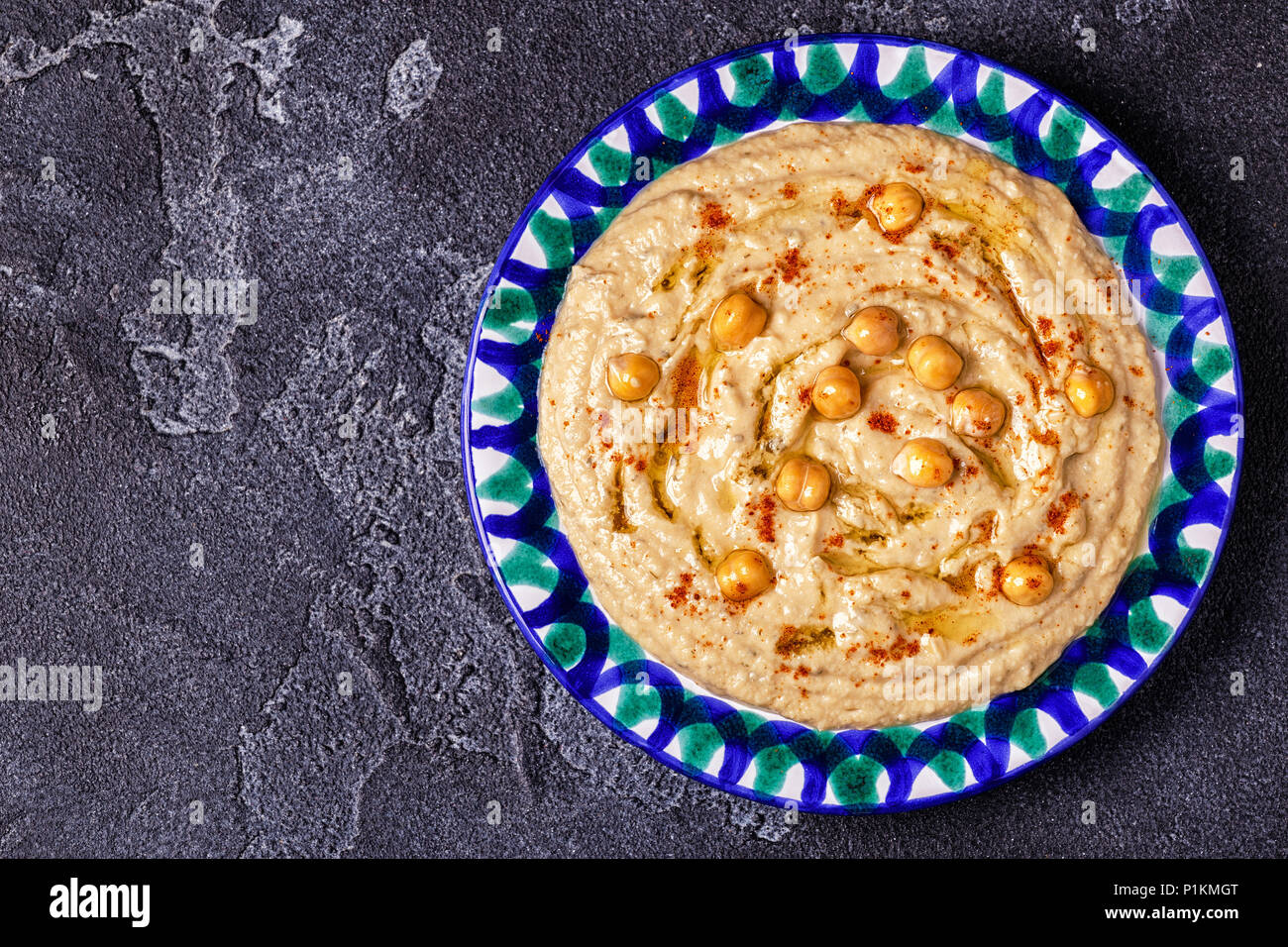 Klassische Hummus auf der Platte. Ansicht von oben, kopieren. Stockfoto