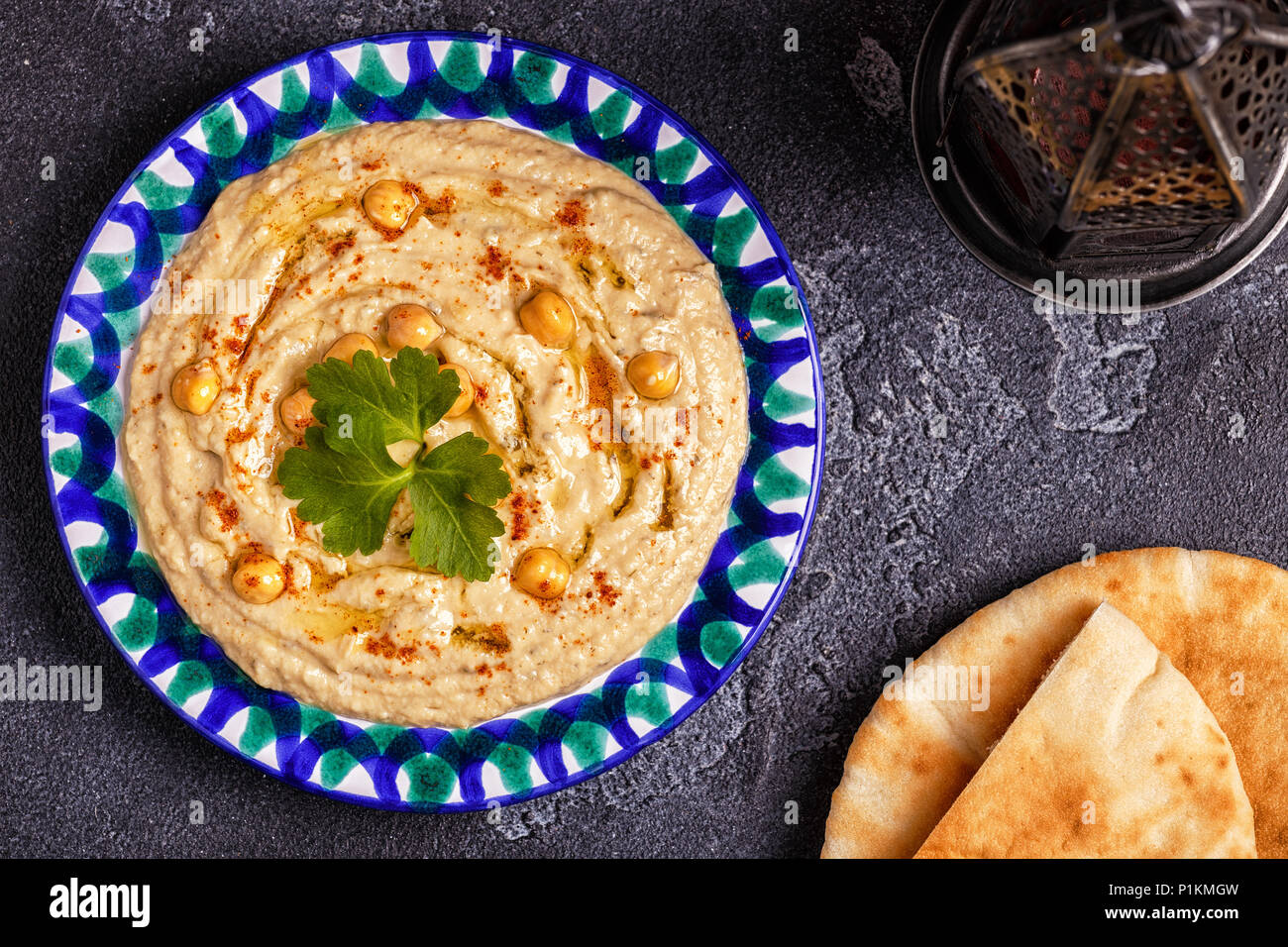 Klassische Hummus auf der Platte. Ansicht von oben, kopieren. Stockfoto