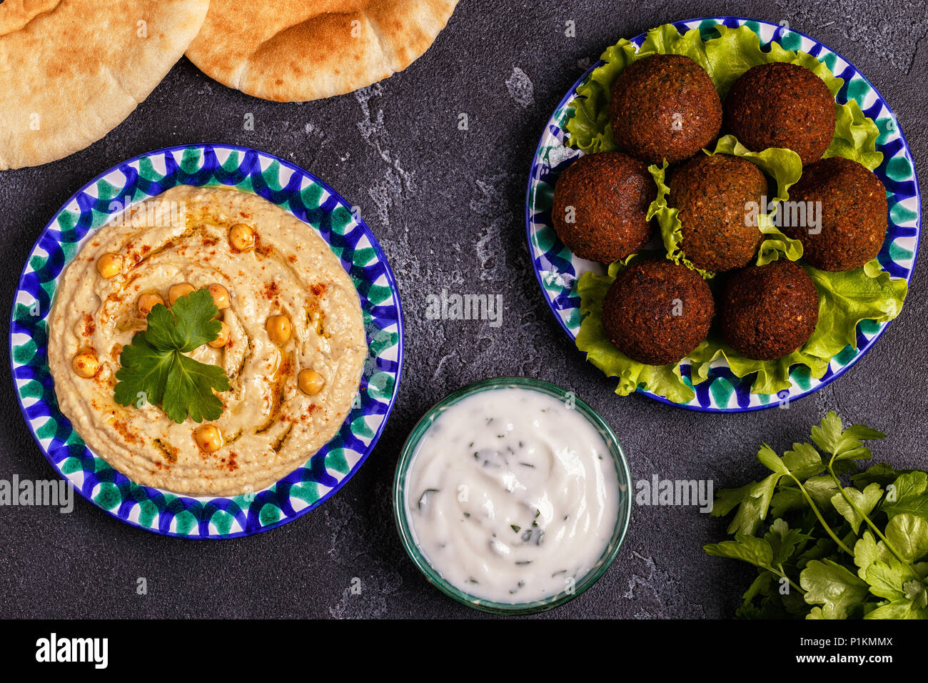 Klassische Falafel und Hummus auf die Teller. Ansicht von oben. Stockfoto