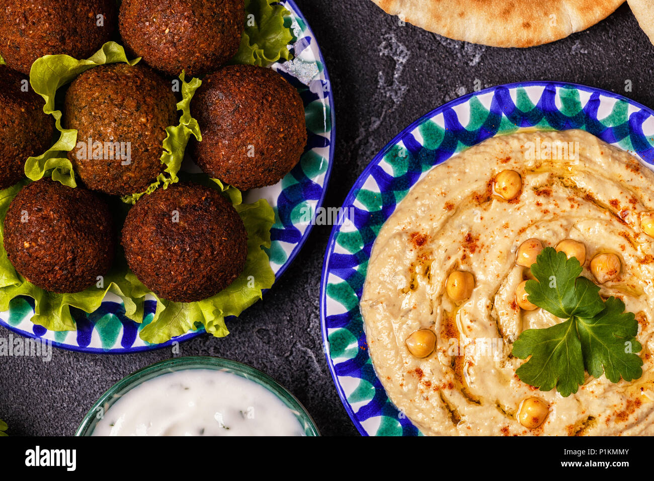 Klassische Falafel und Hummus auf die Teller. Ansicht von oben. Stockfoto