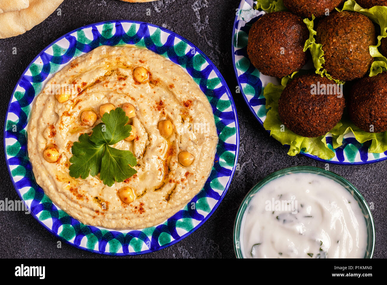 Klassische Falafel und Hummus auf die Teller. Ansicht von oben. Stockfoto