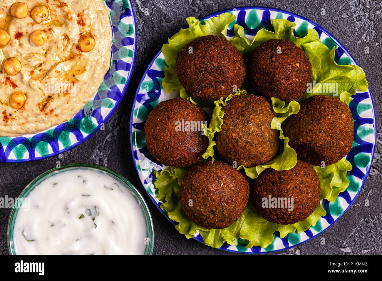 Klassische Falafel und Hummus auf die Teller. Ansicht von oben. Stockfoto