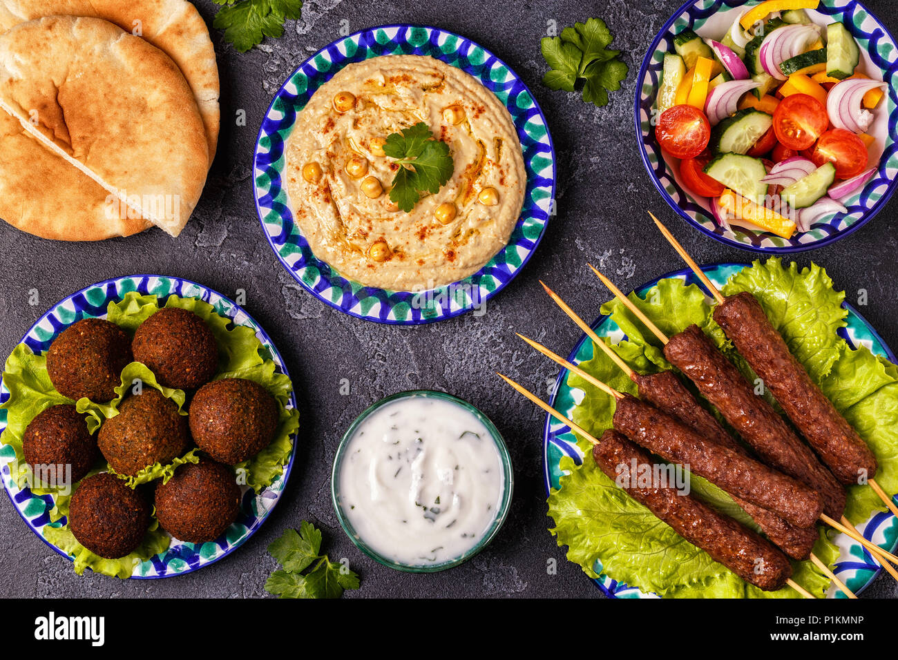 Klassische Döner, Falafel und Hummus auf die Teller. Ansicht von oben. Stockfoto