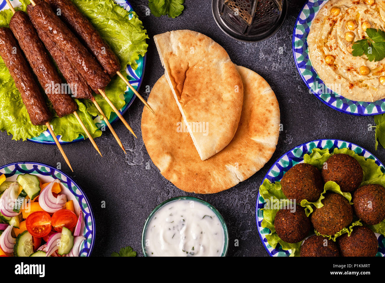 Klassische Döner, Falafel und Hummus auf die Teller. Ansicht von oben. Stockfoto